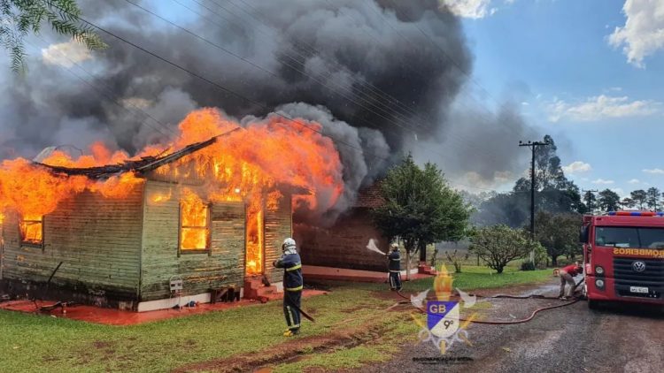 Casa é destruída pelo fogo no interior de Santa Terezinha de Itaipu
