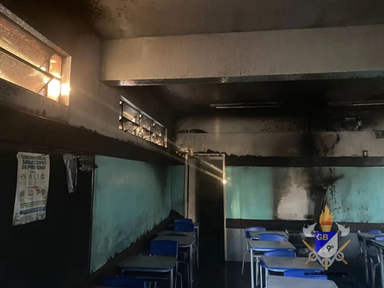 Bombeiros combatem incêndio em sala de aula do Colégio Dom Pedro II