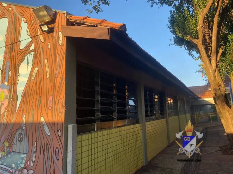 Bombeiros combatem incêndio em sala de aula do Colégio Dom Pedro II