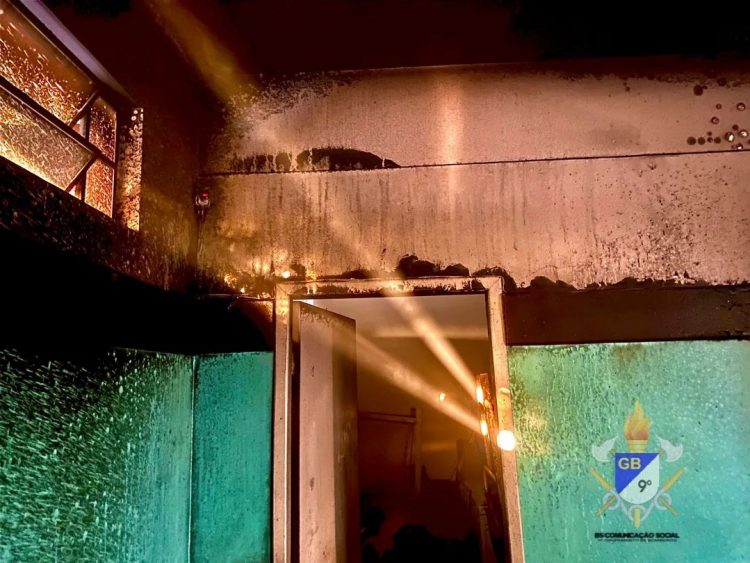 Bombeiros combatem incêndio em sala de aula do Colégio Dom Pedro II