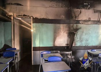 Bombeiros combatem incêndio em sala de aula do Colégio Dom Pedro II