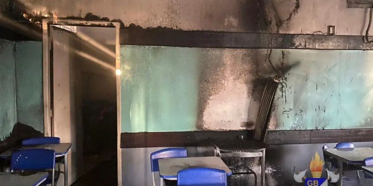 Bombeiros combatem incêndio em sala de aula do Colégio Dom Pedro II