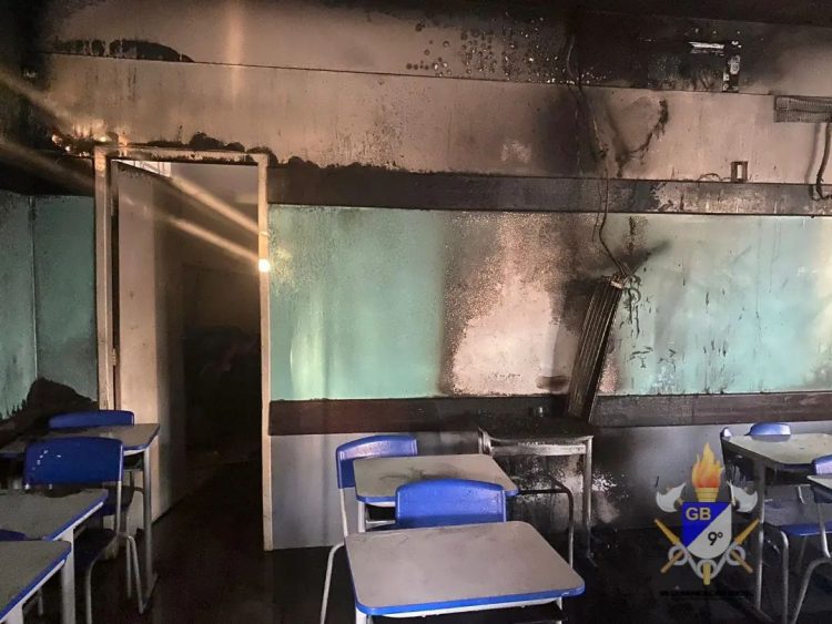 Bombeiros combatem incêndio em sala de aula do Colégio Dom Pedro II