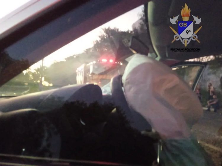 Carro fica destruído após bater em poste da Duque de Caxias