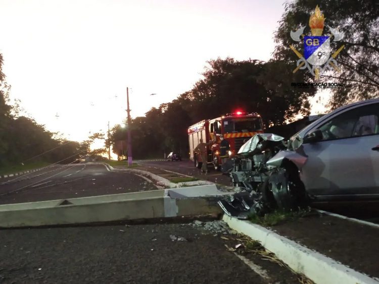 Carro fica destruído após bater em poste da Duque de Caxias