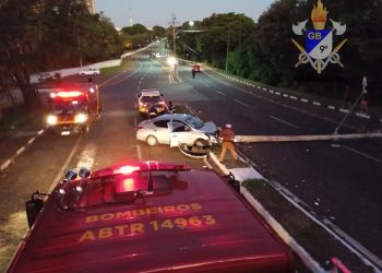 Carro fica destruído após bater em poste da Duque de Caxias