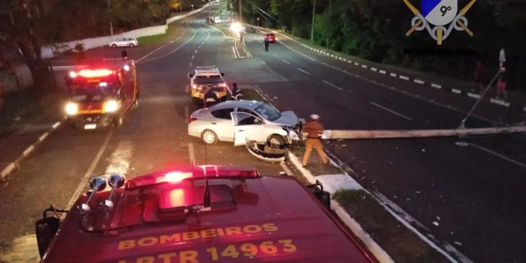 Carro fica destruído após bater em poste da Duque de Caxias