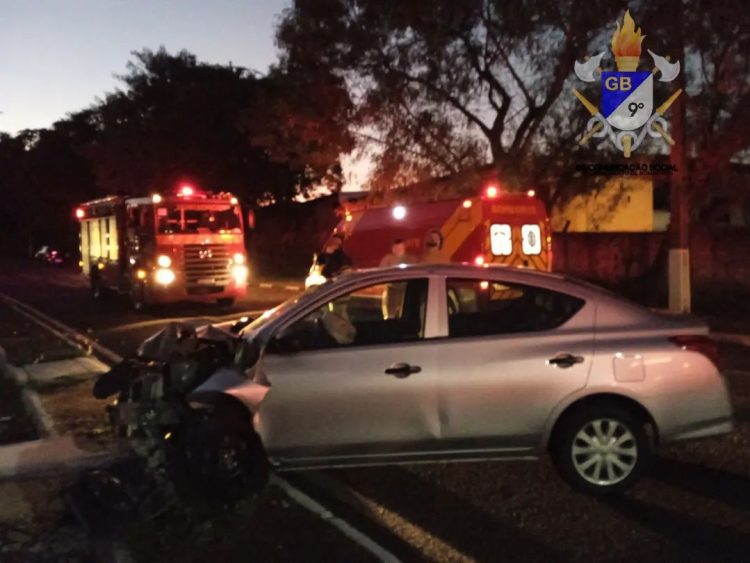 Carro fica destruído após bater em poste da Duque de Caxias