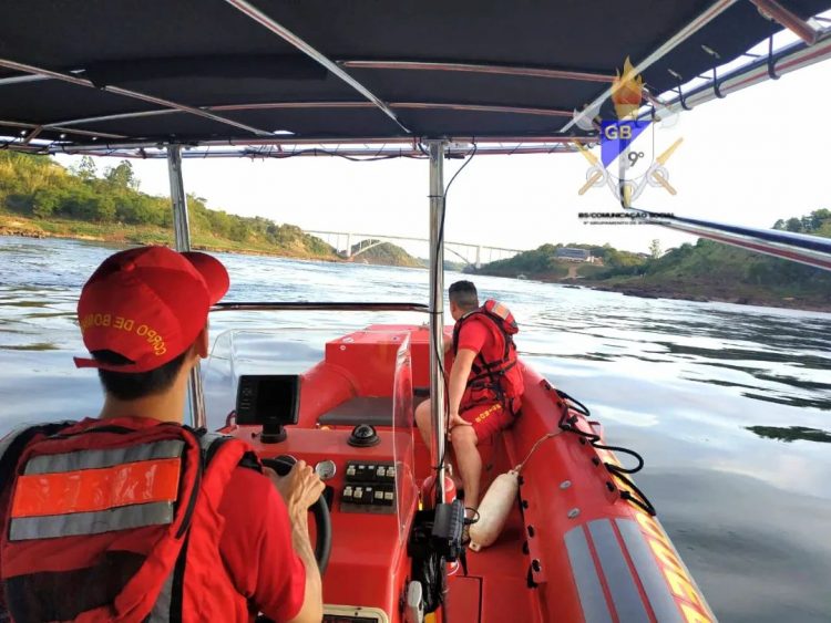 Homens nadam até Ilha Acaray e precisam ser resgatados
