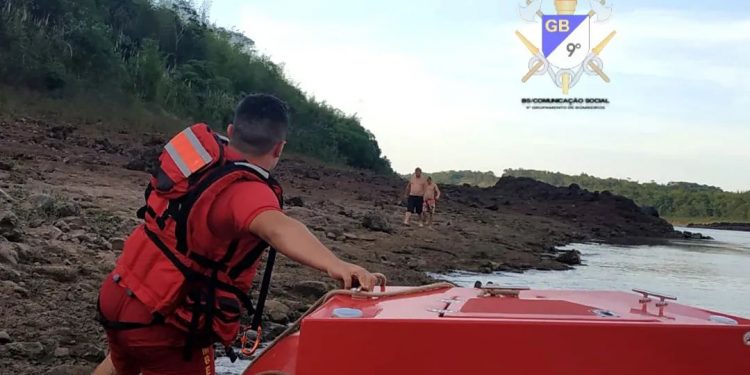 Homens nadam até Ilha Acaray e precisam ser resgatados