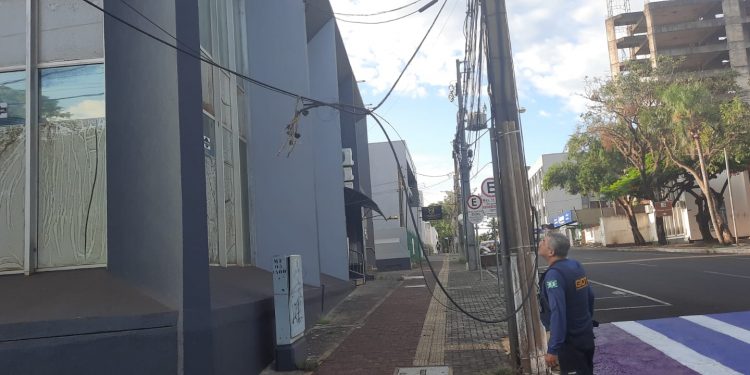 Caminhão rompe cabos de telefonia na Rua Benjamin Constant