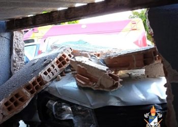 Carro bate em muro após desviar de motocicleta