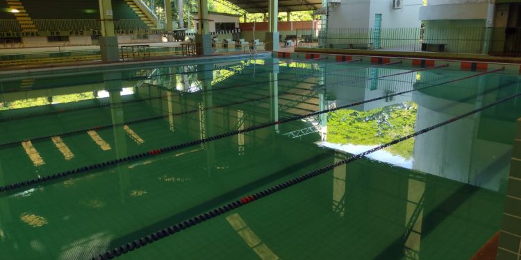 Em pleno verão, piscinas do município estão sem manutenção