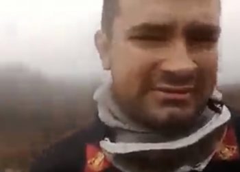 Bombeiro vai às lágrimas com chuva na área dos incêndios na Argentina