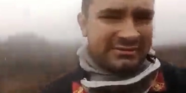 Bombeiro vai às lágrimas com chuva na área dos incêndios na Argentina
