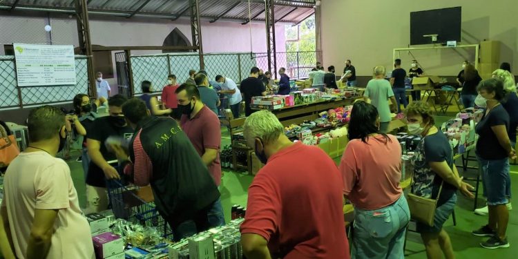 Observatório Social arrecada R$ 136 mil com bazar de produtos importados