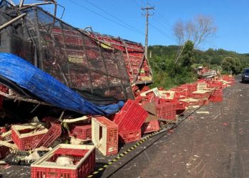 Duas pessoas sofrem ferimentos graves após colisão entre caminhões na PR-484