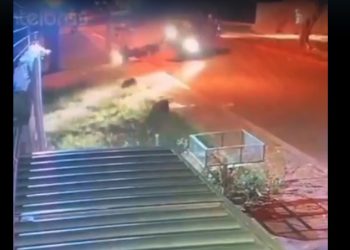 Assaltantes jogam veículo contra moto da polícia; Três morreram em confronto