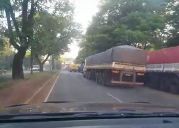Motoristas paraguaios pretendem fechar a Ponte da Amizade em protesto contra congestionamento de caminhões