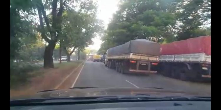 Motoristas paraguaios pretendem fechar a Ponte da Amizade em protesto contra congestionamento de caminhões