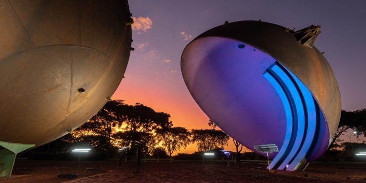 Itaipu se ilumina de azul pelo Dia Mundial do Câncer