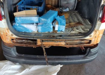 Receita Federal encontra fundo falso carregado de celulares em veículo na Ponte Internacional da Amizade