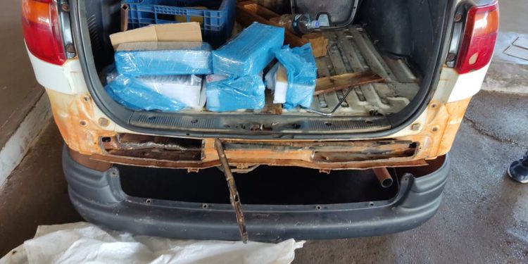 Receita Federal encontra fundo falso carregado de celulares em veículo na Ponte Internacional da Amizade