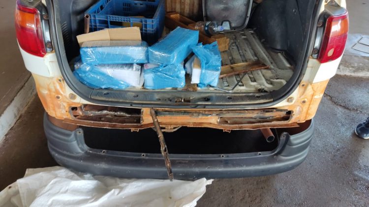 Receita Federal encontra fundo falso carregado de celulares em veículo na Ponte Internacional da Amizade