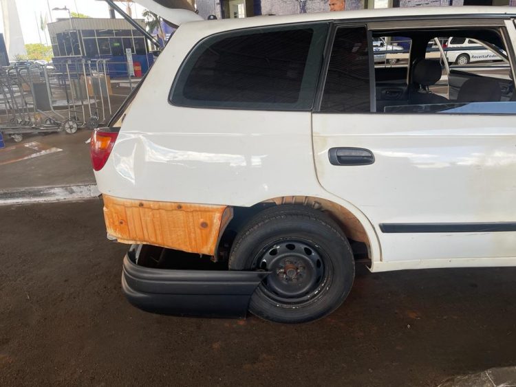 Receita Federal encontra fundo falso carregado de celulares em veículo na Ponte Internacional da Amizade