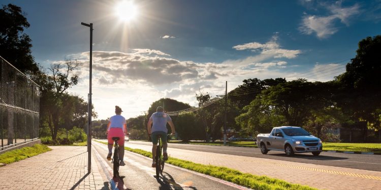 Ladrões danificam iluminação em trechos da ciclovia na Vila A