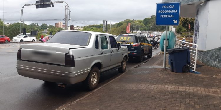 PRF recupera veículo furtado em Cascavel na Ponte da Amizade