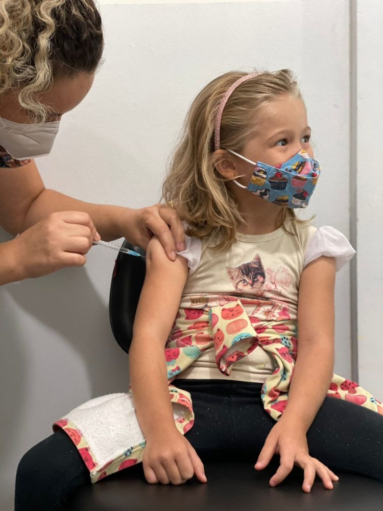 Crianças dão exemplo na vacinação contra a Covid