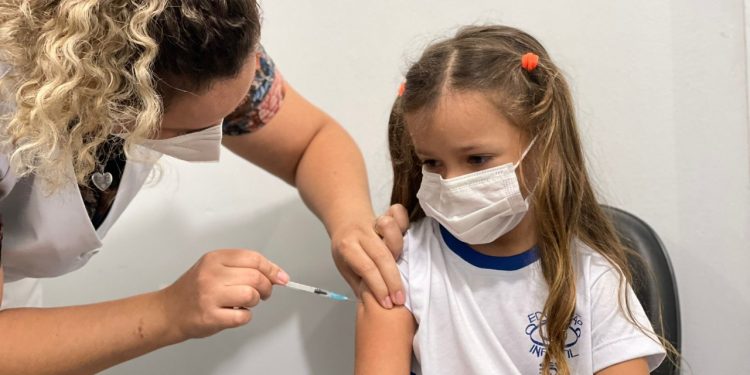 Crianças dão exemplo na vacinação contra a Covid