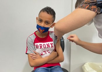 Crianças dão exemplo na vacinação contra a Covid