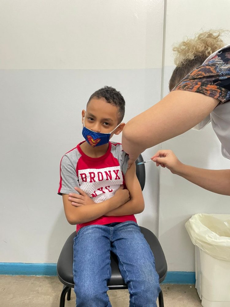 Crianças dão exemplo na vacinação contra a Covid