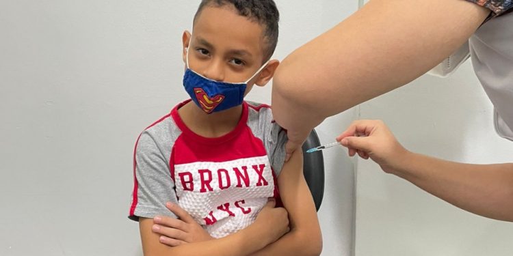 Crianças dão exemplo na vacinação contra a Covid