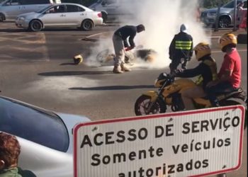 Motocicleta pega fogo e incêndio é impedido pela PRF