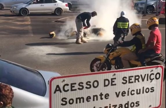 Motocicleta pega fogo e incêndio é impedido pela PRF