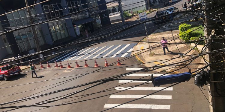 Faixa de pedestre colorida em Foz do Iguaçu está sendo repintada