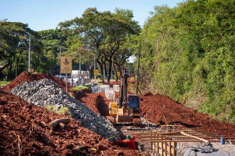 Obra da ciclovia na Avenida Tancredo Neves concentra trabalhos em contenção do solo
