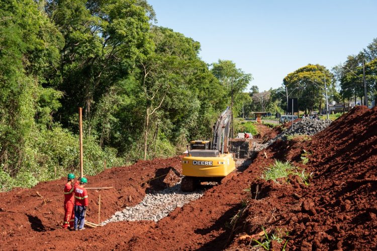 Obra da ciclovia na Avenida Tancredo Neves concentra trabalhos em contenção do solo
