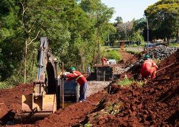 Obra da ciclovia na Avenida Tancredo Neves concentra trabalhos em contenção do solo