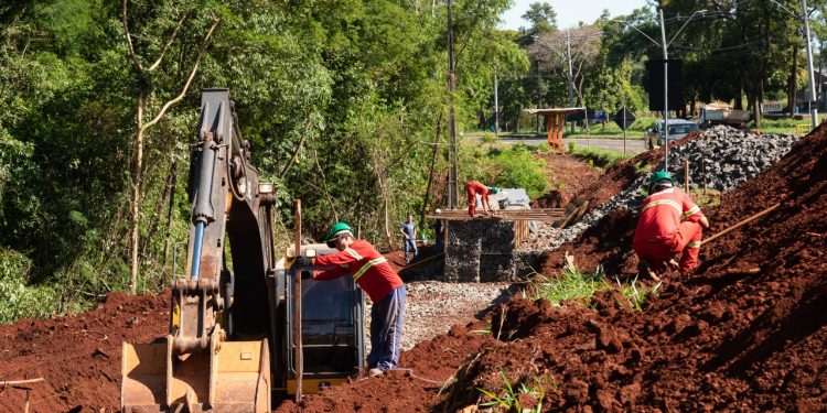 Obra da ciclovia na Avenida Tancredo Neves concentra trabalhos em contenção do solo