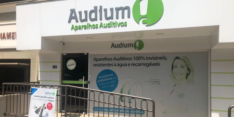 Aumento da taxa de surdez entre jovens até 25 anos é preocupante, afirma fonoaudióloga