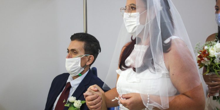 Paciente e colaboradora se casam no Hospital Costa Cavalcanti