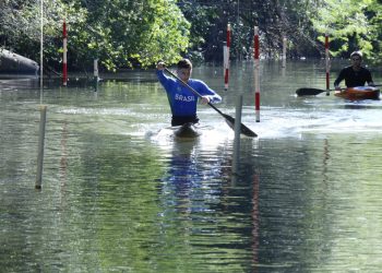 Atletas iguaçuenses tentam arrecadar dinheiro para participar de competição de canoagem slalom