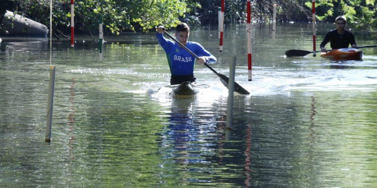 Atletas iguaçuenses tentam arrecadar dinheiro para participar de competição de canoagem slalom