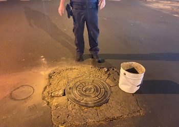 Guardas Municipais consertam bueiro em Foz e imagens viralizam