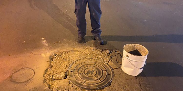 Guardas Municipais consertam bueiro em Foz e imagens viralizam