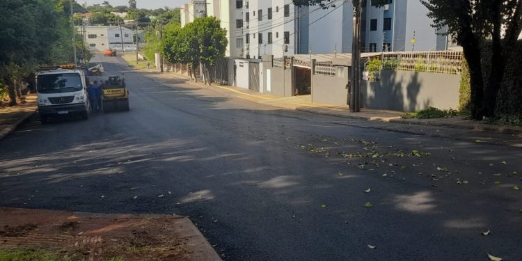 Moradores comemoram melhorias na pavimentação da Rua Mato Grosso, na região central